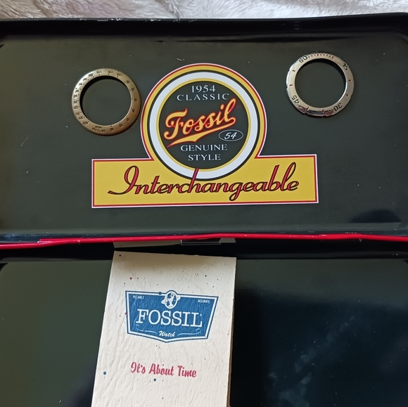 Fossil Purse with wallet & Collectable Tin case includes two round watch faces - Picture 9 of 9